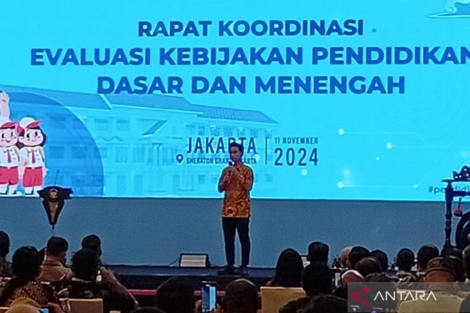 Wakil Presiden Gibran Rakabuming Raka memberikan arahan dalam rapat koordinasi evaluasi pendidikan dasar dan menengah di Hotel Sheraton Grand Jakarta, Senin (11/11/2024).