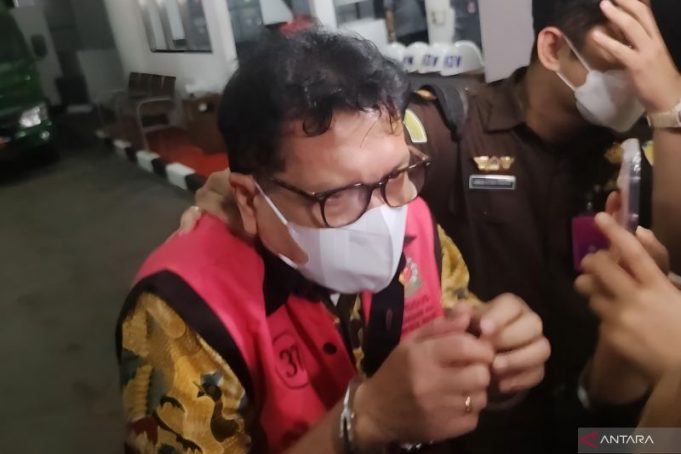 Tersangka kasus dugaan pemufakatan jahat dengan menjadi makelar untuk putusan kasasi Ronald Tannur, Zarof Ricar (ZR), digiring ke mobil tahanan oleh seorang jaksa di Gedung Kejaksaan Agung, Jakarta