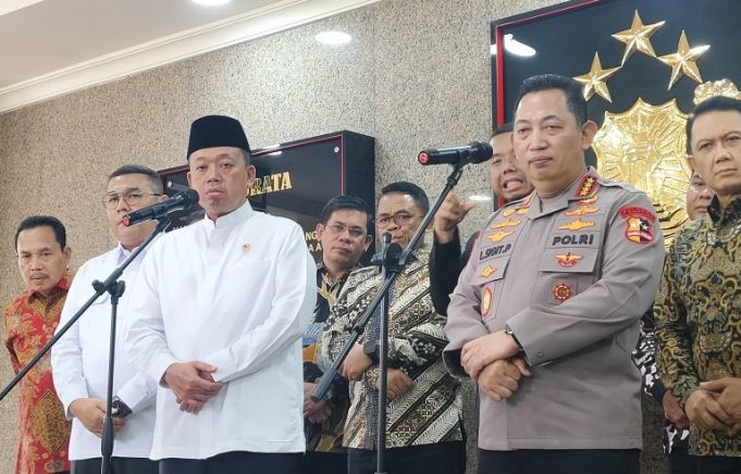 Kapolri Jenderal Pol. Listyo Sigit Prabowo (tengah kanan) dan Menteri ATR/BPN Nusron Wahid (tengah kiri) berbicara dengan awak media di Gedung Rupatama Mabes Polri, Jakarta, Jumat (8/11/2024).