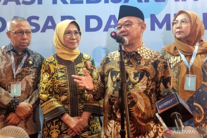 Menteri Pendidikan Dasar dan Menengah (Mendikdasmen) Abdul Mu'ti menjawab pertanyaan media di sela kegiatan Rapat Koordinasi Evaluasi Kebijakan Pendidikan Dasar dan Menengah di Jakarta pada Senin (11/11/2024).