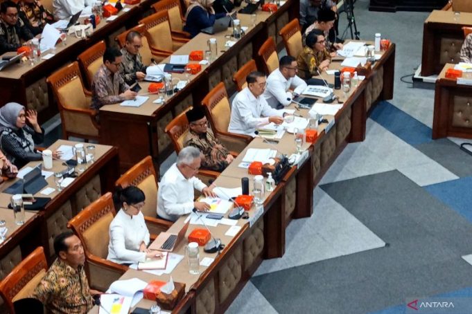 Menteri Pendidikan Tinggi, Sains, dan Teknologi (Mendiktisaintek) Satryo Soemantri Brodjonegoro dalam Rapat Kerja bersama Komisi X DPR RI di Kompleks Parlemen, Jakarta, Rabu (6/11/2024).