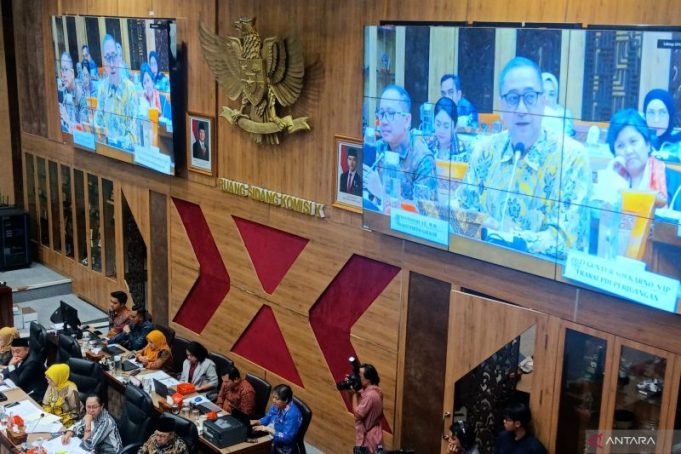 Anggota Komisi X DPR RI Ferdiansyah dalam Rapat Kerja Komisi X DPR RI bersama Menteri Pendidikan Dasar dan Menengah (Mendikdasmen) Abdul Mu'ti, Menteri Pendidikan Tinggi, Sains, dan Teknologi (Mendiktisaintek) Satryo Soemantri Brodjonegoro, dan Menteri Kebudayaan Fadli Zon di Kompleks Parlemen, Jakarta, Rabu (6/11/2024).