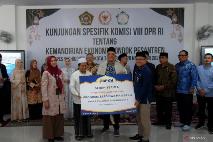 Ketua Komisi VIII DPR RI Marwan Dasopang saat melakukan kunjungan spesifik ke Pondok Pesantren Assidiqiyah Tangerang Banten