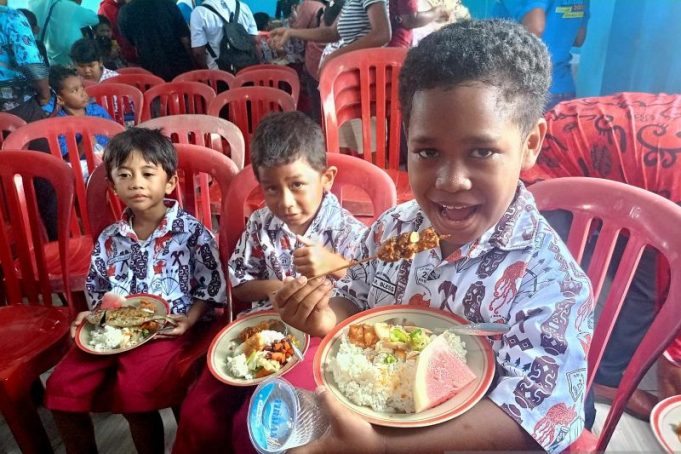 Siswa SD tengah menikmati Makan Bergizi Gratis di Kota Sorong, Kamis (21/11/2024).