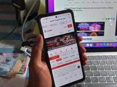 Penipuan Keuangan Marak, DPR Dorong OJK Tingkatkan Penindakan Pelaku Scam Ilustrasi - Seseorang sedang menggenggam handphone dengan aplikasi judol