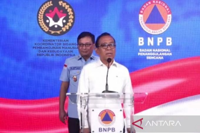 angkapan layar- Menteri Koordinator Bidang Pembangunan Manusia dan Kebudayaan (Menko PMK) Pratikno didambingi Sekretaris Utama Badan Nasional Penanggulangan Bencana (BNPB) Rustian dimemberikan keterangan dalam konferensi pers terkait hasil rapat koordinasi penanganan darurat erupsi Gunung Lewotobi Laki-Laki, Flores Timur, NTT Jakarta, Selasa (5/11/2024)