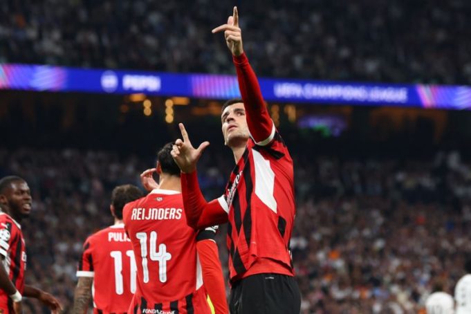 Selebrasi Alvaro Morata setelah mencetak gol untuk AC Milan dalam pertandingan Liga Champions 2024/25 lawan Real Madrid di Santiago Bernabeu pada Rabu (6/11/2024).