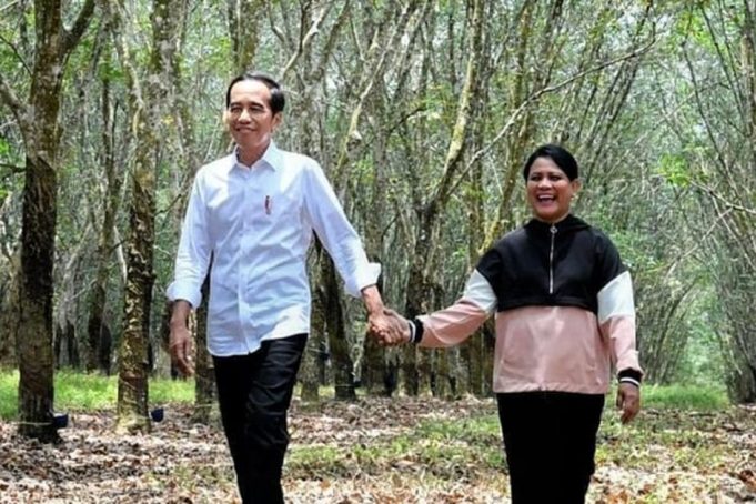 Mantan Presiden RI, Joko Widodo menikmati suasana di Solo.