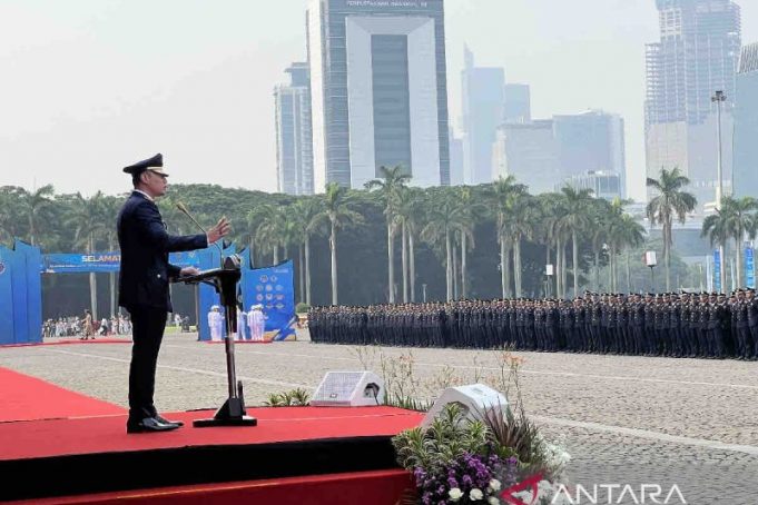 Menteri Koordinator Bidang Infrastruktur dan Pembangunan Kewilayahan (Menko Infra) Agus Harimukti Yudhoyono (AHY) memberi sambutan dalam Pelantikan Terpadu Lulusan Sekolah Kedinasan Jalur Pola Pembibitan Kementerian Perhubungan di Jakarta, Kamis (14/11/2024)