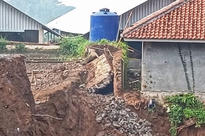 Lokasi tembok pematang kolam yang roboh menghimpit dan menimpa 9 santri di Pondok Pesantren Yaspida, Desa Cipetir, Kecamatan Kadudampit, Kabupaten Sukabumi, Jawa Barat, Kamis (14/11/2024)