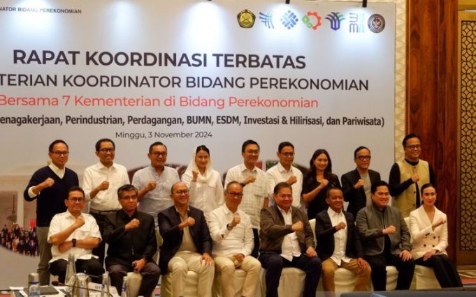 Menteri Energi dan Sumber Daya Mineral (ESDM) Bahlil Lahadalia (baris depan, ketiga dari kanan) menghadiri Rapat Koordinasi Terbatas Pembahasan Usulan Program Quick Win di Kementerian di Bidang Perekonomian di Jakarta, Minggu (3/11/2024)