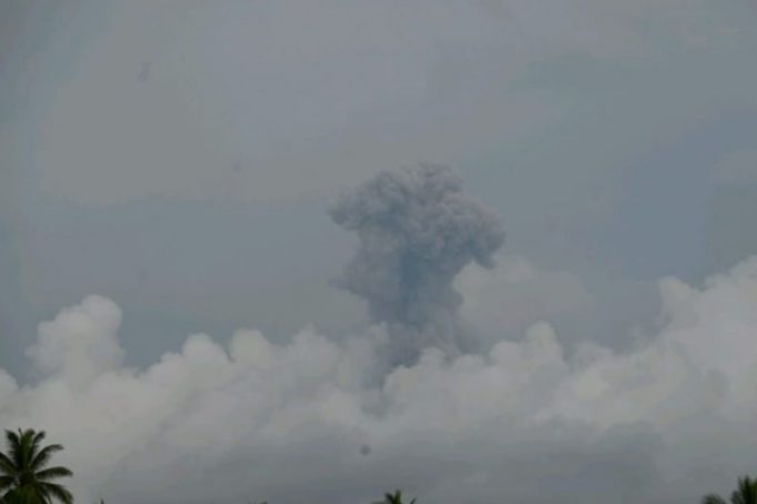 Gunung Ibu di Kabupaten Halmahera Barat erupsi,