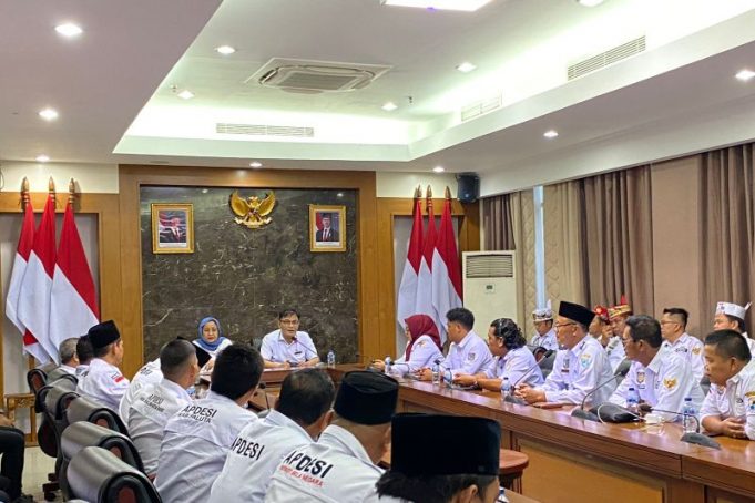 Kepala Badan Percepatan Pengentasan Kemiskinan Budiman Sudjatmiko saat menerima audiensi para delegasi Asosiasi Pemerintah Desa Seluruh Indonesia (Apdesi) di Gedung Utama Sekretariat Negara, Jakarta, Jumat (8/11/2024). Kepala Badan Percepatan Pengentasan Kemiskinan Budiman Sudjatmiko saat menerima audiensi para delegasi Asosiasi Pemerintah Desa Seluruh Indonesia (Apdesi) di Gedung Utama Sekretariat Negara, Jakarta, Jumat (8/11/2024).