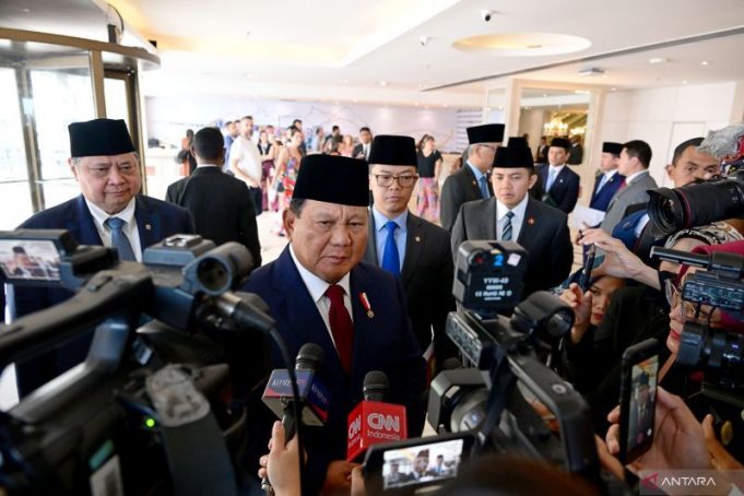 Presiden Prabowo Subianto memberikan keterangan usai bertemu Sekjen PBB António Guterres, di Rio de Janeiro, Brasil, Minggu (17/11) waktu setempat.