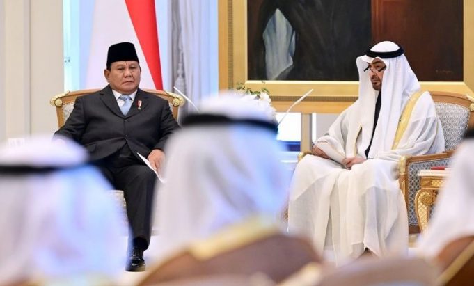 Presiden Prabowo Subianto bersama Presiden Persatuan Emirat Arab (PEA) Sheikh Mohamed bin Zayed Al Nahyan (MBZ) dalam pertemuan di Qasr Al Watn, Abu Dhabi, Persatuan Emirat Arab, Sabtu (23/11/2024).