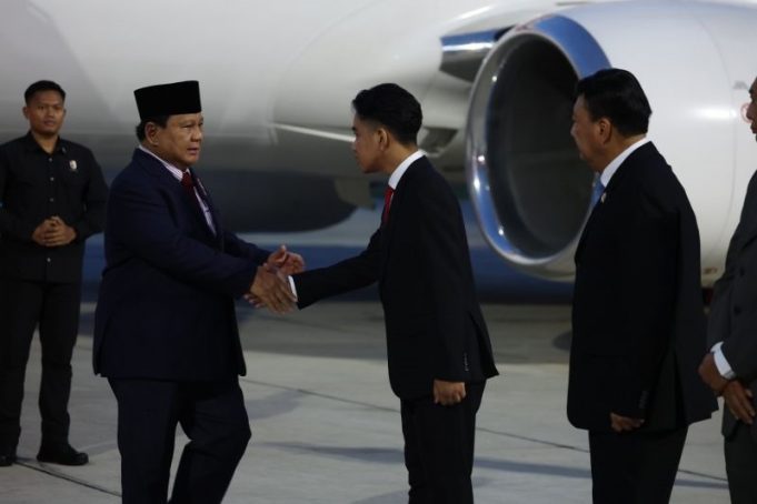 Presiden RI Prabowo Subianto bersalaman dengan Wakil Presiden Gibran Rakabuming Raka di Lanud Halim Perdanakusuma, Jakarta, Minggu (24/11/2024), dalam prosesi penyambutan kepulangan Presiden Prabowo dari rangkaian lawatan kenegaraan.