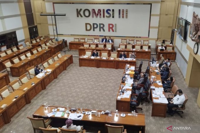 Komisi III DPR RI menggelar uji kelayakan dan kepatutan Calon Dewas KPK di Kompleks Parlemen, Jakarta, Rabu (20/11/2024).