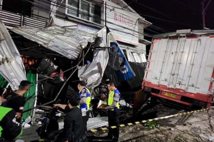 Sebuah truk menabrak sejumlah ruko di Jalan Prof Hamka, Kota Semarang, Kamis (21/11/2024.