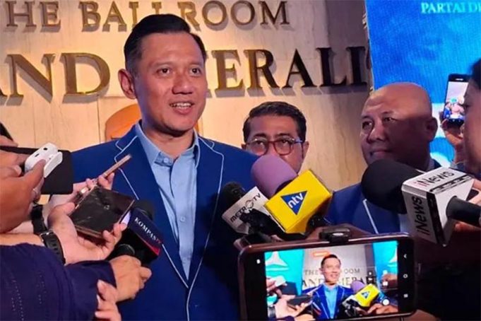 Ketua Umum Partai Demokrat Agus Harimurti Yudhoyono (AHY) memperkenalkan Menteri Pekerjaan Umum (PU) Dody Hanggodo