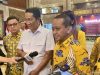 Menteri Hukum Supratman Andi Agtas (tengah) dan Ketua Umum Partai Golkar Bahlil Lahadalia (kanan) memberi keterangan kepada media usai penyerahan SK kepengurusan Partai Golkar di Kantor Kementerian Hukum, Jakarta, Rabu (20/11/2024).