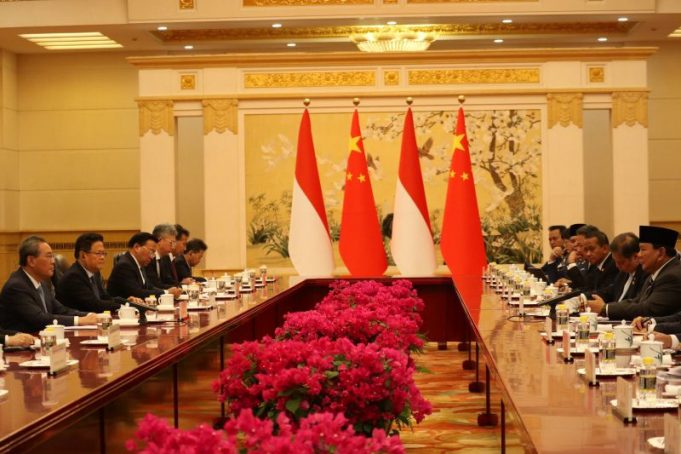 Presiden Prabowo Subianto bertemu dengan Perdana Menteri (PM) China Li Qiang di Balai Besar Rakyat, Beijing, China pada Sabtu (9/11/2024).