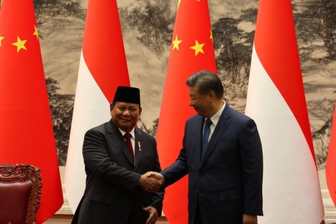 Presiden Prabowo Subianto dan Presiden Xi Jinping bersalaman saat bertemu di Balai Agung Rakyat, Beijing, China pada Sabtu (9/11/2024).