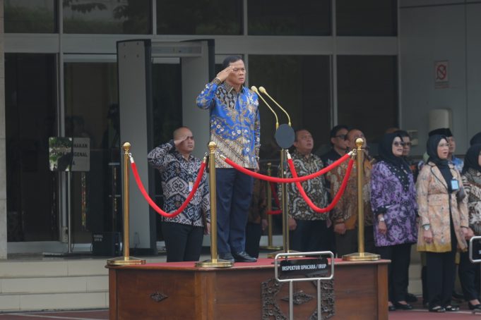 Inspektur Utama Setjen DPR RI, Tornagogo Sihombing, saat menjadi Inspektur Upacara pada upacara bendera memperingati Hari Pahlawan Tahun 2024 di halaman Gedung Sekretariat Jenderal DPR RI, Senin (11/11/2023).