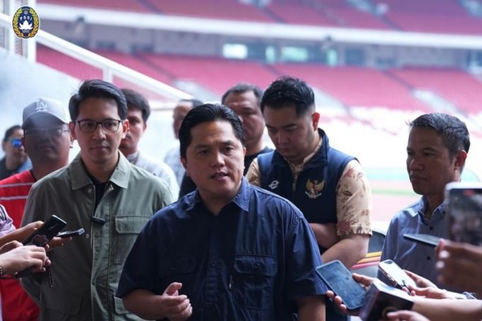 Ketua Umum PSSI Erick Thohir memberikan keterangan kepada awak media usai memantau rumput lapangan Stadion Utama Gelora Bung Karno (SUGBK) di Senayan, Jakarta, Jumat (8/11/2024).