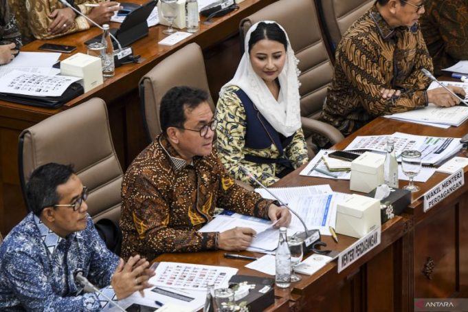 Menteri Perdagangan Budi Santoso (kedua kiri) bersama Wakil Menteri Perdagangan Dyah Roro Esti (kedua kanan) mengikuti rapat kerja dengan Komisi VI DPR di Kompleks Parlemen, Senayan, Jakarta, Rabu (20/11/2024).