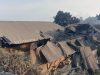 Satu unit rumah ambruk setelah ditimpa material erupsi gunung Lewotobi di Flores Timur.