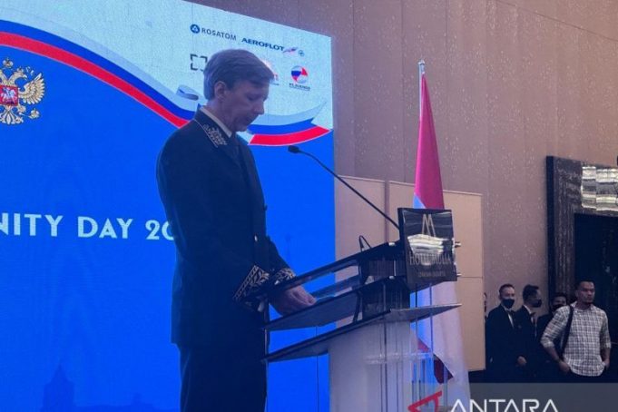 Duta Besar Rusia untuk ASEAN Evgeny Zagaynov memberikan sambutan pada peringatan Hari Nasional Rusia (Russia National Day) di Jakarta pada 4 November 2024.