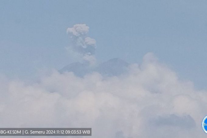 Gunung Semeru erupsi pada Selasa pagi pukul 09.03 WIB