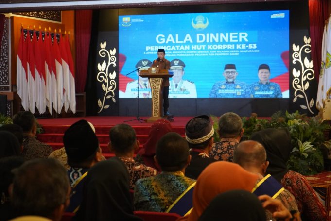 Gubernur Jambi  Al Haris, saat Jamuan Makan malam Gala Dinner Peringatan Hari Ulang Ke-53 Tahun Korps Pegawai Republik Indonesia (Korpri) dan Apresiasi Anggota Korpri Sebagai Pegawai ASN Teladan Berprestasi Tahun 2024