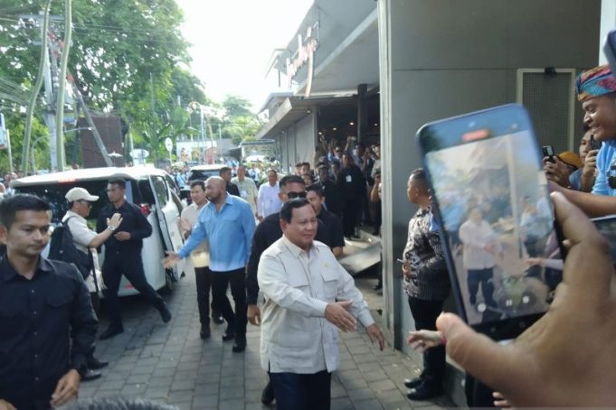 Presiden Prabowo Subianto saat makan siang di Warung Makan Bendega milik Rai Mantra di Denpasar, Bali, Minggu (3/11/2024)