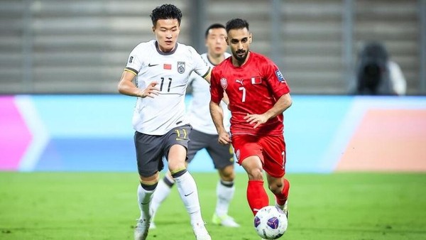 Pemain Timnas China dan Bahrain saat berjibaku memperebutkan bola.