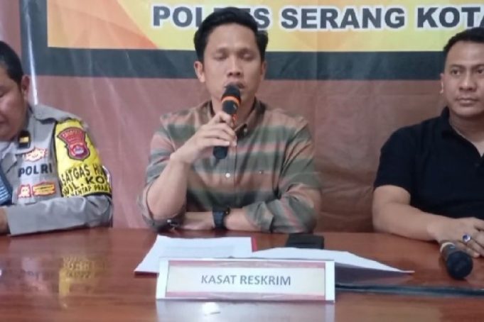 Kasatreskrim Polresta Serang Kota Kompol Hengki Kurniawan, (tengah) di Serang, Banten, Sabtu, (30/11/2024).