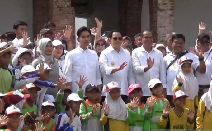 Wapres RI Gibran Rakabuming Raka didampingi Pj Gubernur Jawa Timur Adhy Karyono dan jajaran Forkopimda Jatim serta Pjs Bupati Ngawi Tiat S. Suwardi dan jajaran Forkopimda Ngawi berfoto bersama siswa saat berkunjung di Benteng Pendem Ngawi Kelurahan Pelem, Kecamatan Ngawi, Kabupaten Ngawi, Minggu (3/11/2024)