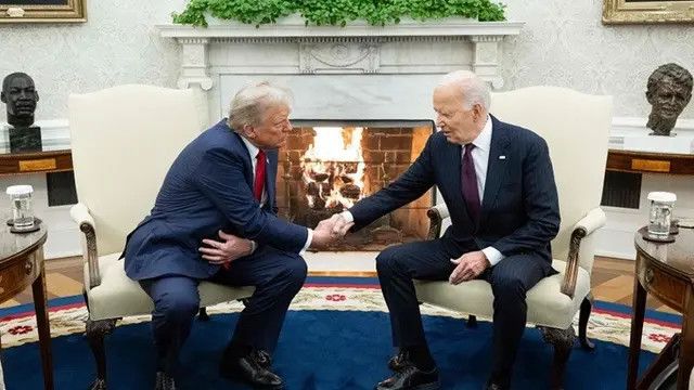 Presiden Amerika Serikat Joe Biden (kiri) berjabat tangan dengan presiden terpilih Donald Trump (kanan) di Oval Office, Gedung Putih, Washington DC, Rabu (13/11/2024)