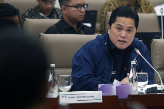 Menteri BUMN Erick Thohir mengikuti rapat kerja dengan Komisi VI DPR di Kompleks Parlemen, Senayan, Jakarta