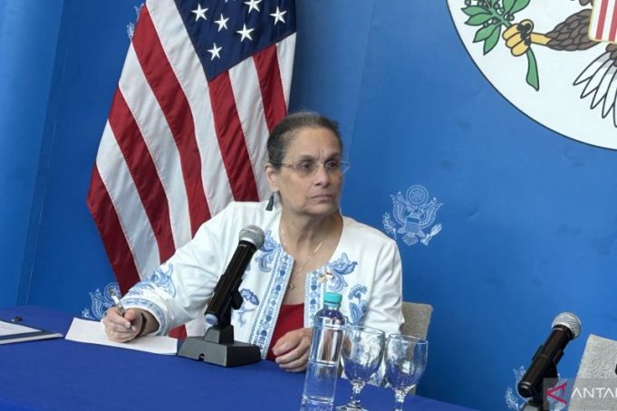 Duta Besar Amerika Serikat untuk Indonesia Kamala Shirin Lakhdhir saat konferensi pers di Kedubes Amerika Serikat, Jakarta, Rabu (20/11/2024).