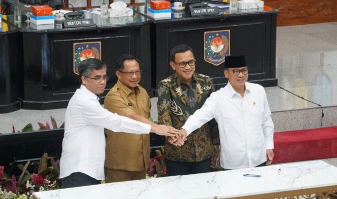 Menteri P2MI Abdul Kadir Karding (kedua kanan) bersama Menteri Ketenagakerjaan Yassierli (kiri), Menteri Dalam Negeri Tito Karnavian (kedua kiri) dan Menteri PDT Yandri Susanto (kanan) saat penandatangan Surat Edaran Bersama (SEB) 4 Menteri tentang Penguatan Tata Kelola Penempatan dan Perlindungan Pekerja Migran Indonesia di Jakarta, Selasa (3/12/2024).