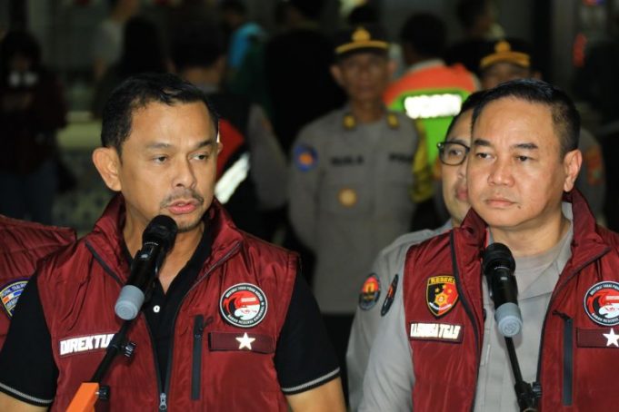 Dirtipidnarkoba Bareskrim Polri Brigjen Pol. Mukti Juharsa (kiri) dan Kepala Biro Penerangan Masyarakat (Karopenmas) Divhumas Polri Brigjen Pol. Trunoyudo Wisnu Andiko (kanan) berbicara di hadapan awak media pada Minggu (22/12/2024) malam.