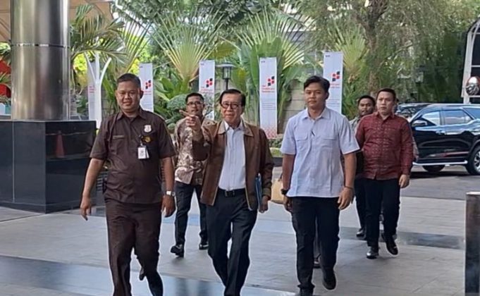 Mantan Menteri Hukum dan Hak Asasi Manusia (Menkumham) Yasonna Hamonangan Laoly (tengah depan) memenuhi panggilan penyidik Komisi Pemberantasan Korupsi (KPK) untuk diperiksa sebagai saksi penyidikan dugaan korupsi dengan tersangka Harun Masiku, Rabu (18/12/2024).