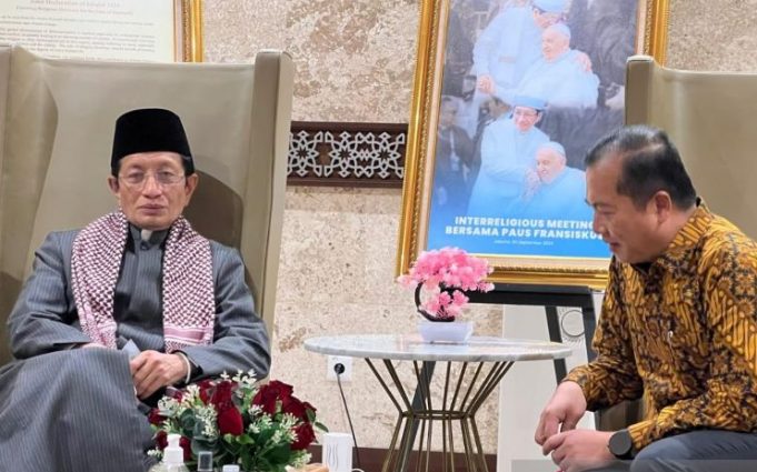 Menteri Agama Prof Nasaruddin Umar (kiri) berbincang dengan Gubernur Nusa Tenggara Barat (NTB) terpilih, Lalu Muhamad Iqbal.