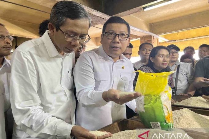 Kepala Badan Pangan Nasional (Bapanas) Arief Prasetyo Adi (tengah), bersama Plt. Sesmenko Pangan Kasan (kiri), Kepala Dinas Perindustrian, Perdagangan, Koperasi, Usaha Kecil, dan Menengah (PPKUKM) Jakarta (ketiga kiri) dan pemangku kepentingan lainnya melakukan pengecekan harga pangan di Pasar Jaya Kebayoran Lama, Jakarta, Jumat (6/12/2024).