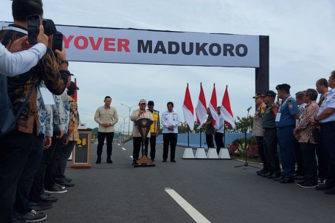 Presiden Prabowo Subianto saat menyampaikan pidato sambutan dalam agenda peresmian Jalan Layang Madukoro, di Kota Semarang, Jawa Tengah (Jateng), Rabu (11/12/2024).