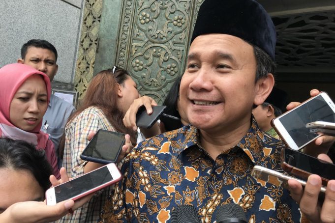 Wakil Ketua Dewan Komisioner OJK Mirza Adityaswara