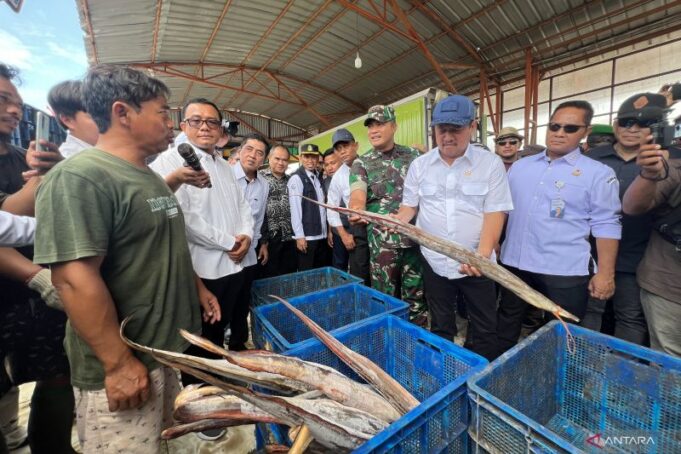 Menteri Kelautan dan Perikanan Sakti Wahyu Trenggono (kedua kanan), melakukan kunjungan untuk memeriksa pasokan dan harga ikan di Pelabuhan Perikanan Karangsong, yang terletak di Kabupaten Indramayu, Jawa Barat, Kamis (26/12/2024).