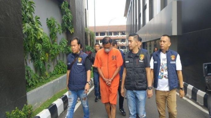 Tersangka Fadilla alias Datuk (37), sopir yang menganiaya dokter koas, saat berada di Polda Sumatera Selatan Tersangka Fadilla alias Datuk (37), sopir yang menganiaya dokter koas, saat berada di Polda Sumatera Selatan