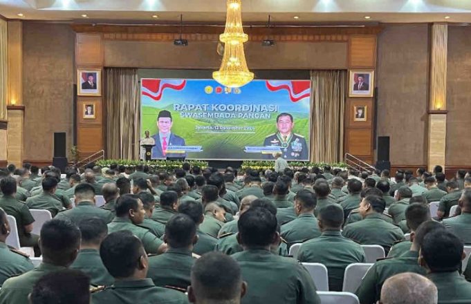 Menteri Pertanian Andi Amran Sulaiman memberi sambutan dalam Rapat Koordinasi Swasembada Pangan bersama jajaran TNI AD di Jakarta, Kamis (12/12/2024)